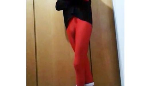 Plezier thuis in een rood Zentai-kostuum