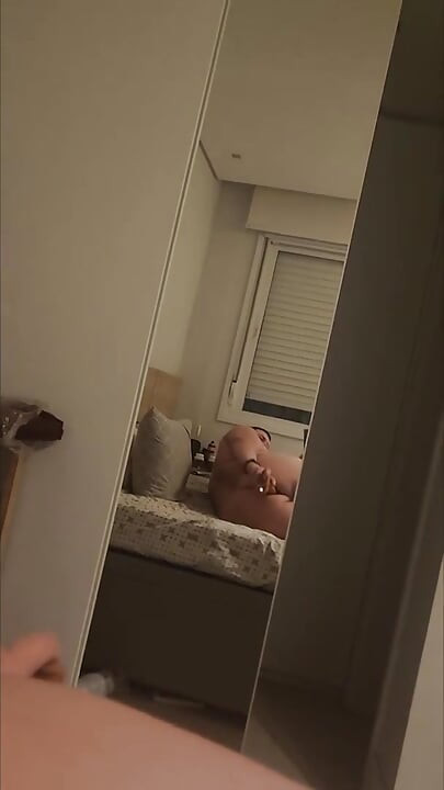 Increíble culo y linda polla probando nuevo consolador vibrador