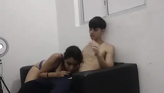 Я приезжаю в дом с моей красивой сводной сестрой, и мы оба трахаемся вместе, когда мы одни