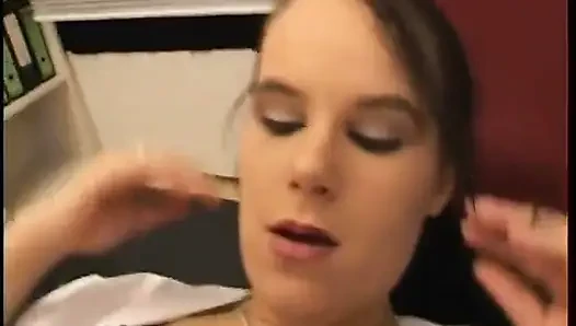 Cewek cantik rambut cokelat dientot di ruangan audisi seks
