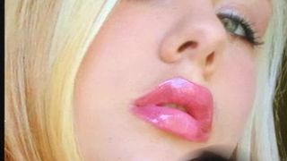 Over haar blonde roze lippen