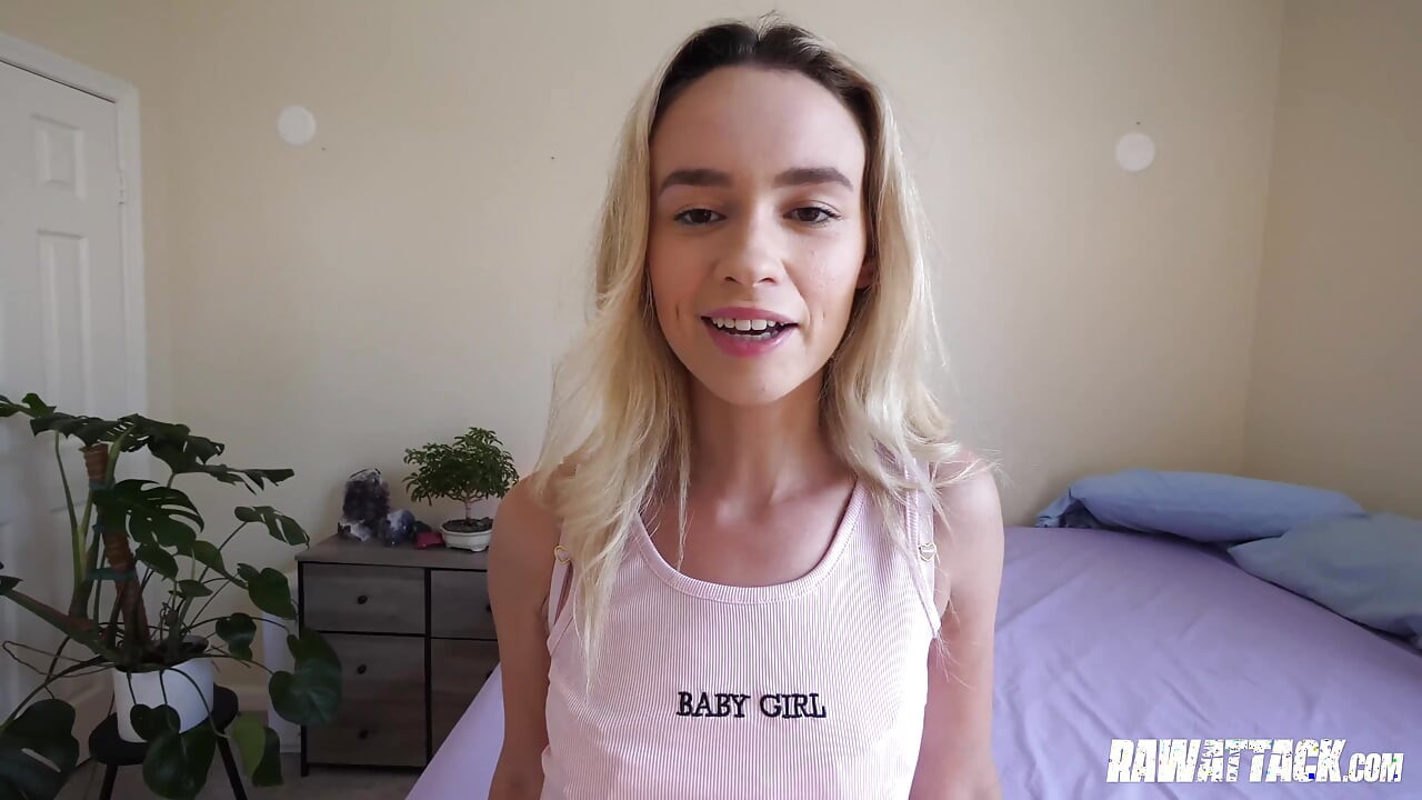 हॉट बेब Khloe Kingsley अपनी चूत फैलाना चाहती है