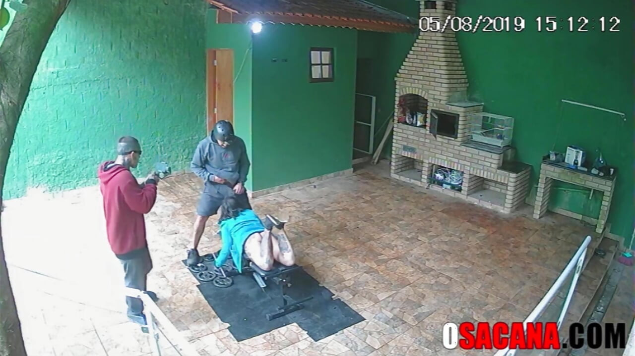 年轻人在素人真人秀上在健身房锻炼期间做爱