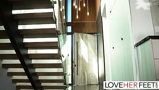 Mürekkepli esmer ameena green tapıyor ve sikiliyor