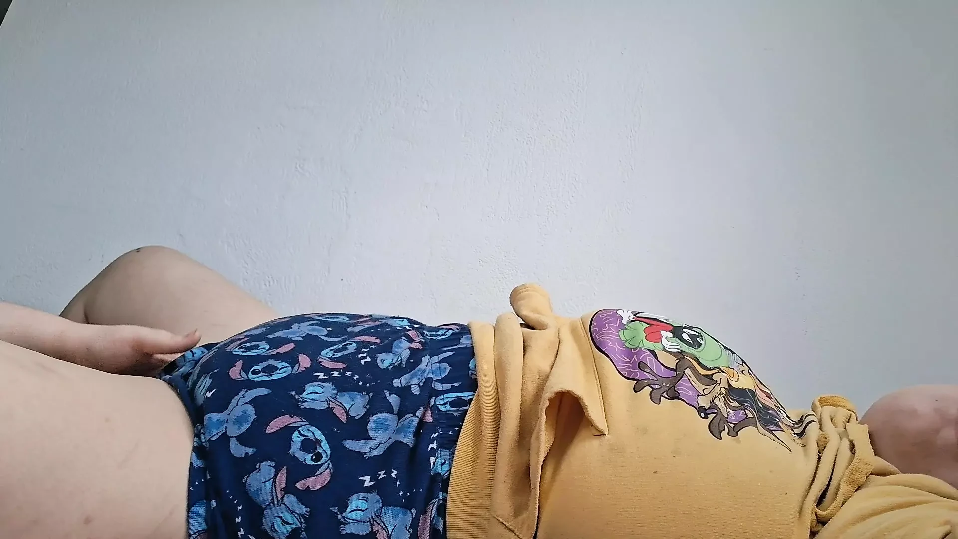 prstím, dokud křičím