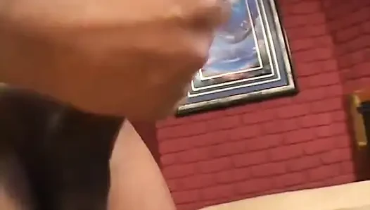 Sevimli sarışın kız içeride büyük bir yarakla sert sikilen ıslak deliklerinin tadını çıkarıyor