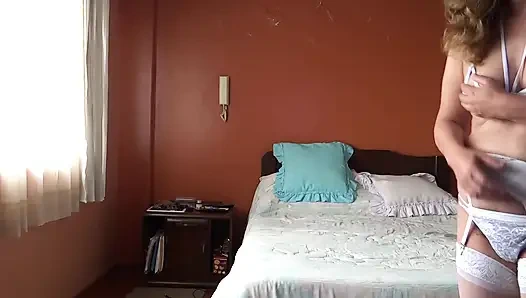 Istriku lagi asik masturbasi sambil nonton botak di tv, dia pengen ngentot, dia pengen kontol