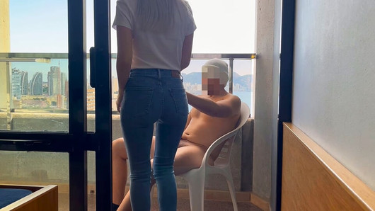 Ich rufe die hotel-sekretärin an, um mein fenster zu schließen, und sie hilft mir, das kommen zu beenden, indem ich mir einen blowjob gebe