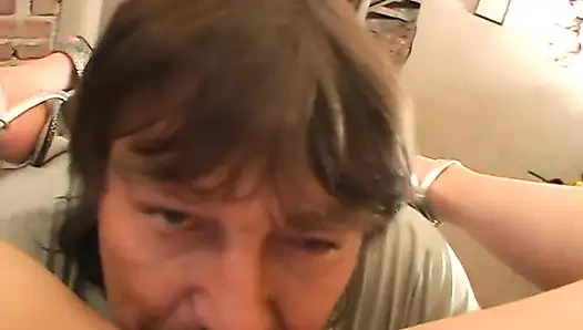 Koyu saçlı genç amcık yalıyor ve yaşlı adam tarafından sikiliyor