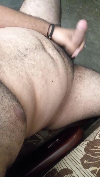 Толстый мужик играет со своим пенисом