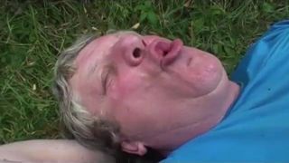 Papi baise une ado pendant que mamie se masturbe