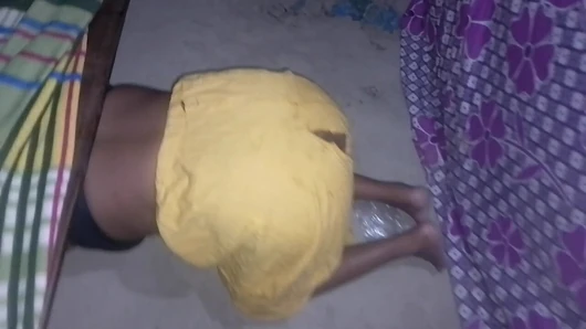 Bhabhi Ghar saaf kar rahi thi fata petticoat me jakar gand Mari