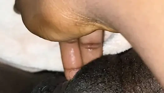 Cewek kulit hitam seksi masturbasi sendirian