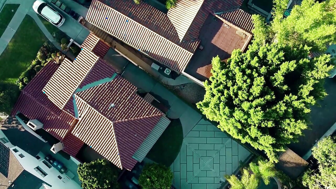 Милфа с большими сиськами играет со своими большими сосками и большими сиськами