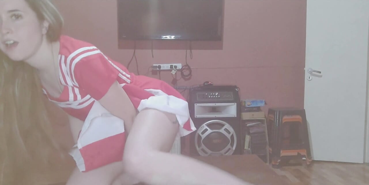 Hot cheerleader masturbates after cheering