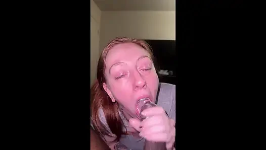 Genç amcık canavar büyük zenci yarağı tarafından genişletiliyor ve dölleniyor