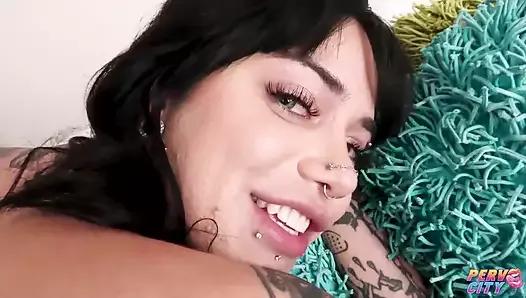 Zorra tatuada Aurora Anarquía intensa follada anal