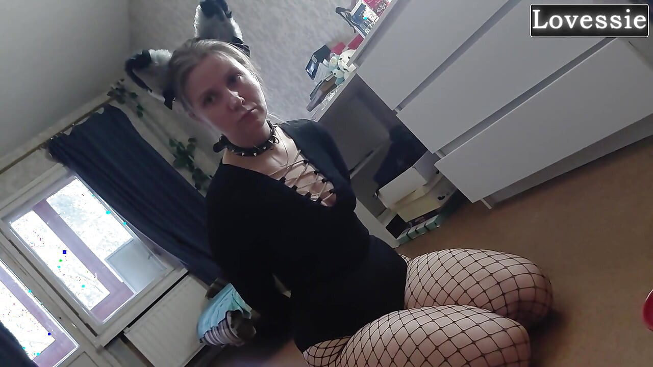 性感的Kitty从碗里舔舐她主人的脚 - Lovessie