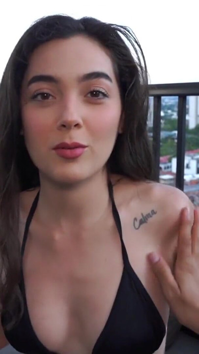 Sexy brunette ender opp med å bli knullet av gartneren sin etter å ha bedt ham hjelpe henne med å gni olje på kroppen hennes | Klipp 1