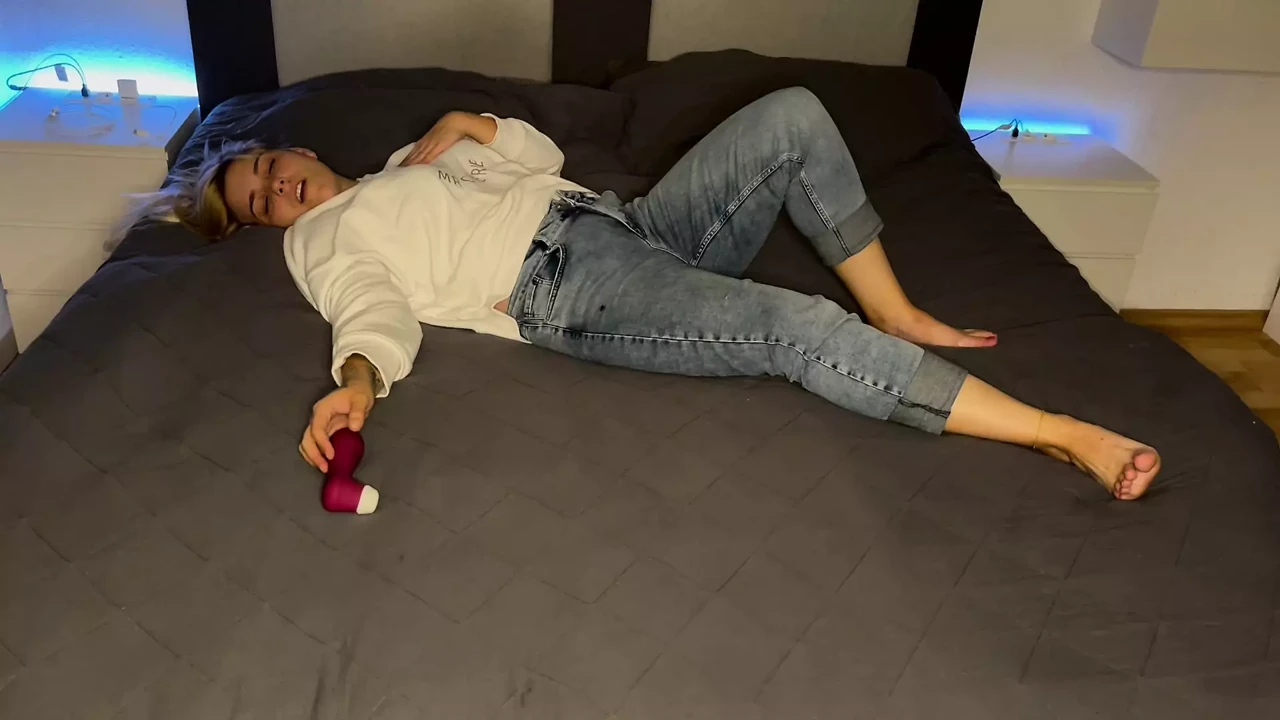 Masturbation Bed Clit Rubbing Satisfyer Multiple Orgasms Hot Wet Horny Trembling Moaning Driving Clyde Crazy