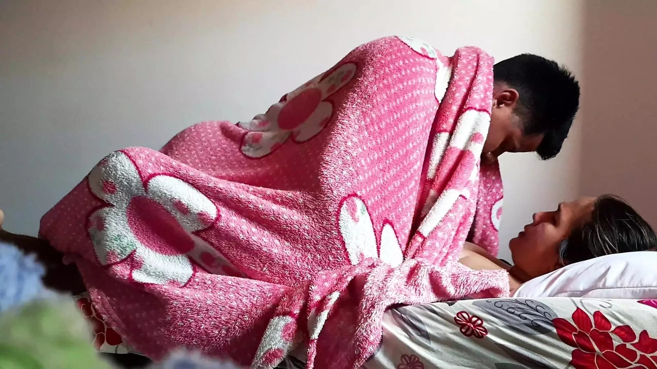 我看到我的继妹躺下然后操她