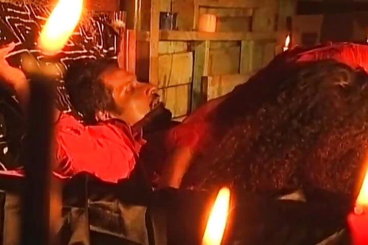 Sensual brincadeira de cera com morena gostosa