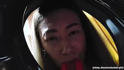 Üvey annesinin götüne yarak soktu, ağzını ve saçını sikiyor ve saçına boşalıyor