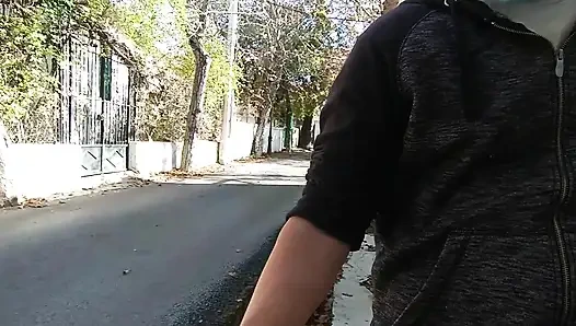 Cewek sange rambut cokelat nyepong kontolku di jalanan, berisiko di luar ruangan