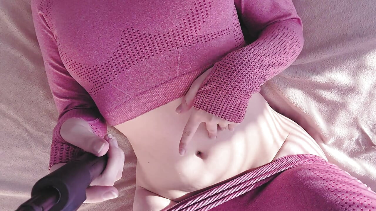 Awek cantik berair dalam bingkap sukan menyentak pepek basah