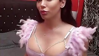 Femme trans sexy en costume rose
