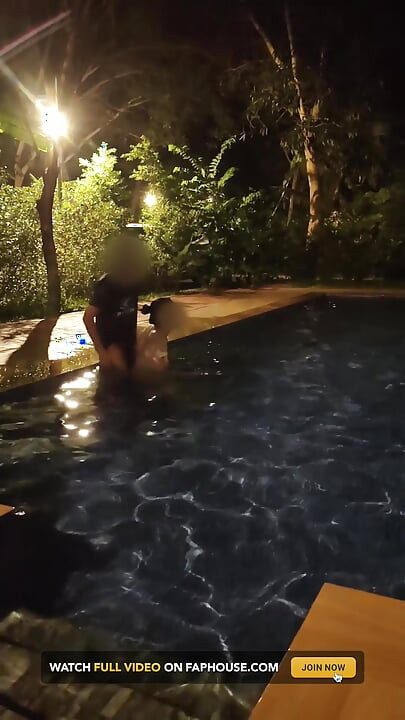 Soție sexy riscă să se fută noaptea în piscina publică