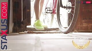 STAXUS :: montame duro: Dos hermosas ciclistas saben cómo pasarlo bien después de un paseo.
