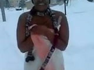 Черная женщина тверкает обнаженной в снегу