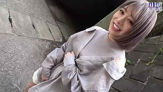 Stream Journey als schlanke Schönheit meistert den nervenkitzel des stehens im freien teil.2