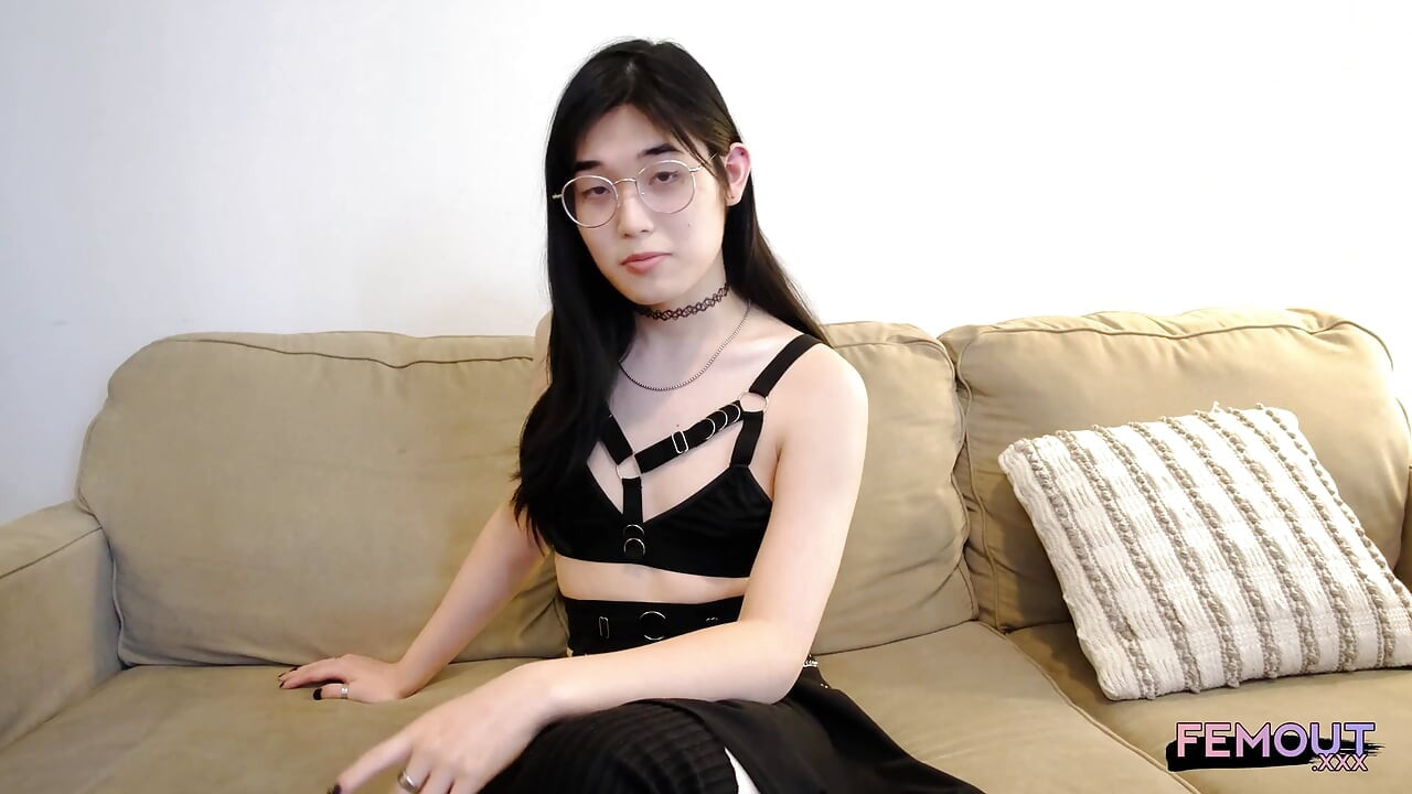 FEMOUT Model trans cu pielea palidă și șuvițe verzi în păr primește anal dur fără prezervativ pe canapea bej
