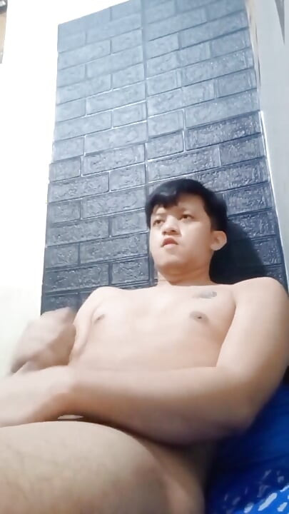 欲火焚身的亚洲小丑操弄他坚硬的阴茎直到射精