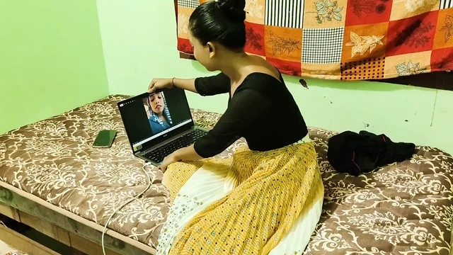 Индийская порнозвезда дези Sanjana вызывает своего бойфренда трахаться с огромным членом, когда она одна в доме