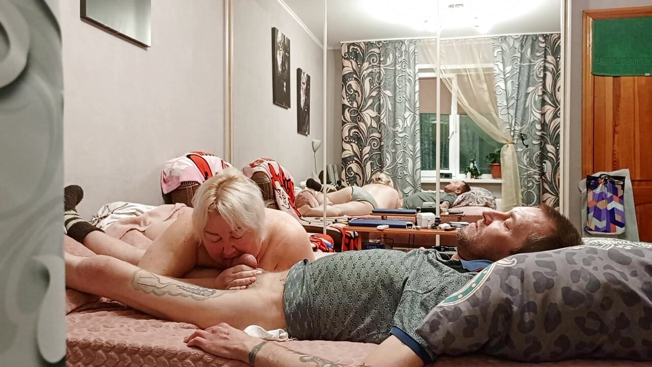 Blowjob lembut dan air mani panas di mulut tetangga