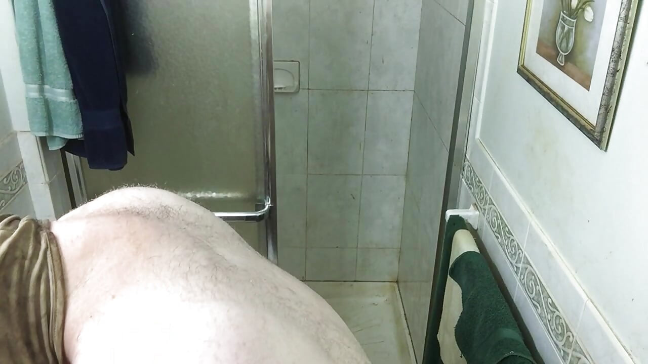 FatAssSmallDickが巨大な赤いバットプラグを使う