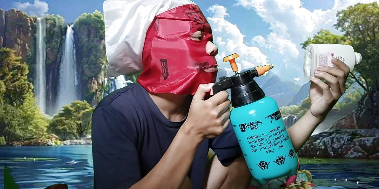 Thủ dâm với một dương vật giả làm từ một chai, được sử dụng dưới một thác nước.