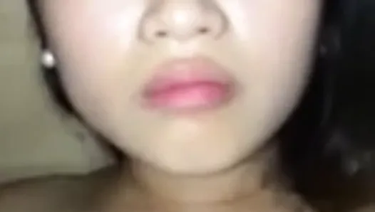 Une Chinoise baise brutalement et reçoit un creampie