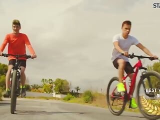 STAXUS :: Berijd me hard: Twee mooie fietsers weten hoe ze zich na een ritje moeten plezieren.