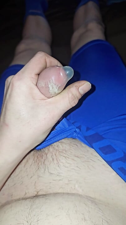 ブルーナイキのプロスパンデックス下着を着たまま、コンドームの中でオナニーして射精しています