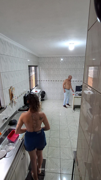 Горничная снимает одежду и принимает камшот на лицо за дополнительное. | Клип 1