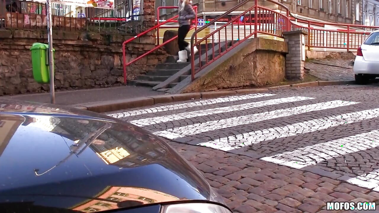 Publiczne pickupy - Młoda blondynka Karol Lilien zostaje przekonana przez zielone rachunki za obciąganie pod prysznicem i POV ręczna robota z Martinem