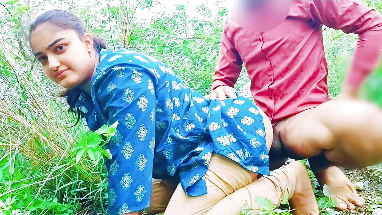 インディアンビレッジの女の子が初めて彼女のきつい膣を抱く屋外ジャングルセックスビデオ、バイラルMMS Xxx動画