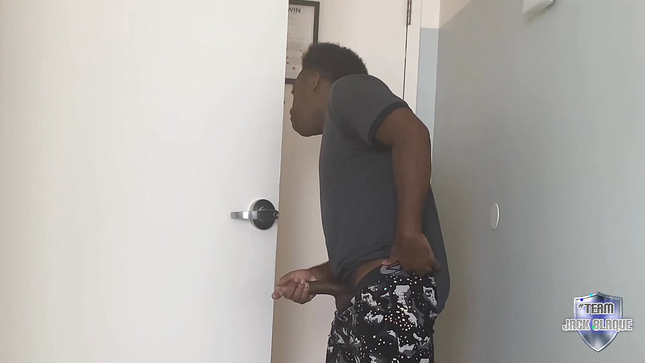 Andi James menangkap Jack Blaque menontonnya berpakaian