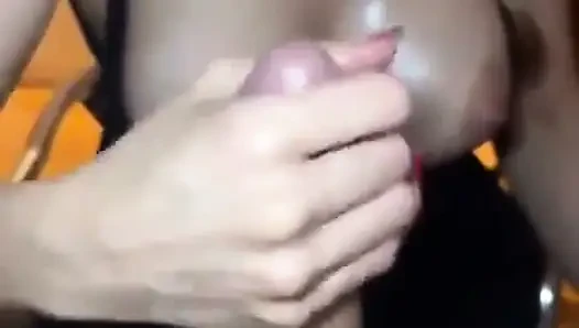 Masturbiere meinen Mann mit einem heißen Handjob.