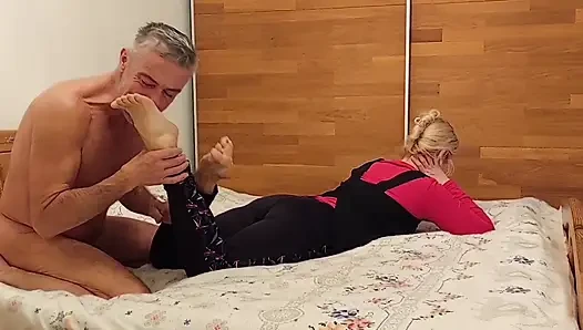 Güzel Sarışın Olgun Eş Ayak Fetişi ve Seksten Hoşlanıyor