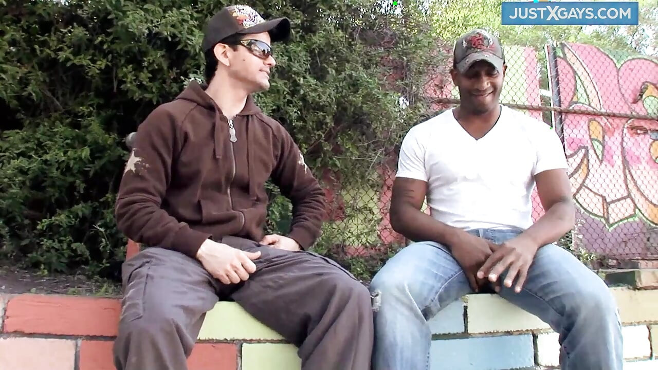 彼は彼のゲイの友人のお尻にハードコックを突っ込みます